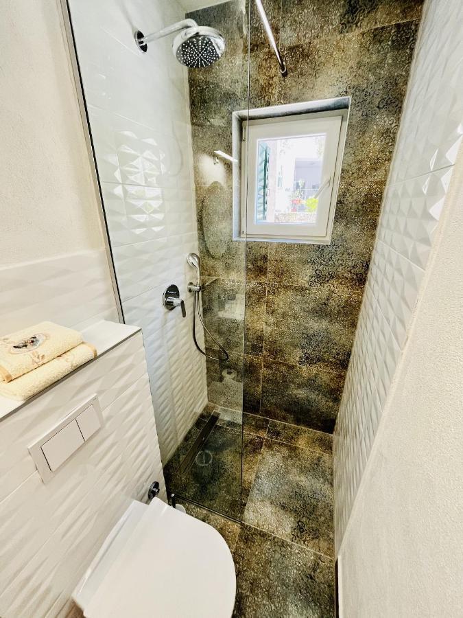 Apartments and rooms with parking space Makarska - 18028 Exteriör bild