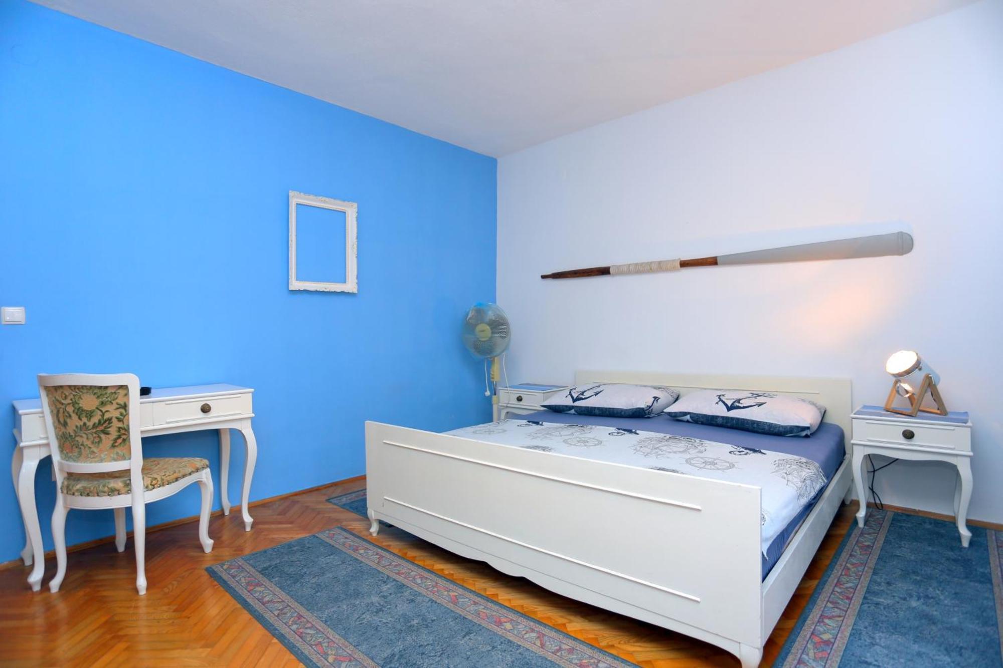 Apartments and rooms with parking space Makarska - 18028 Rum bild